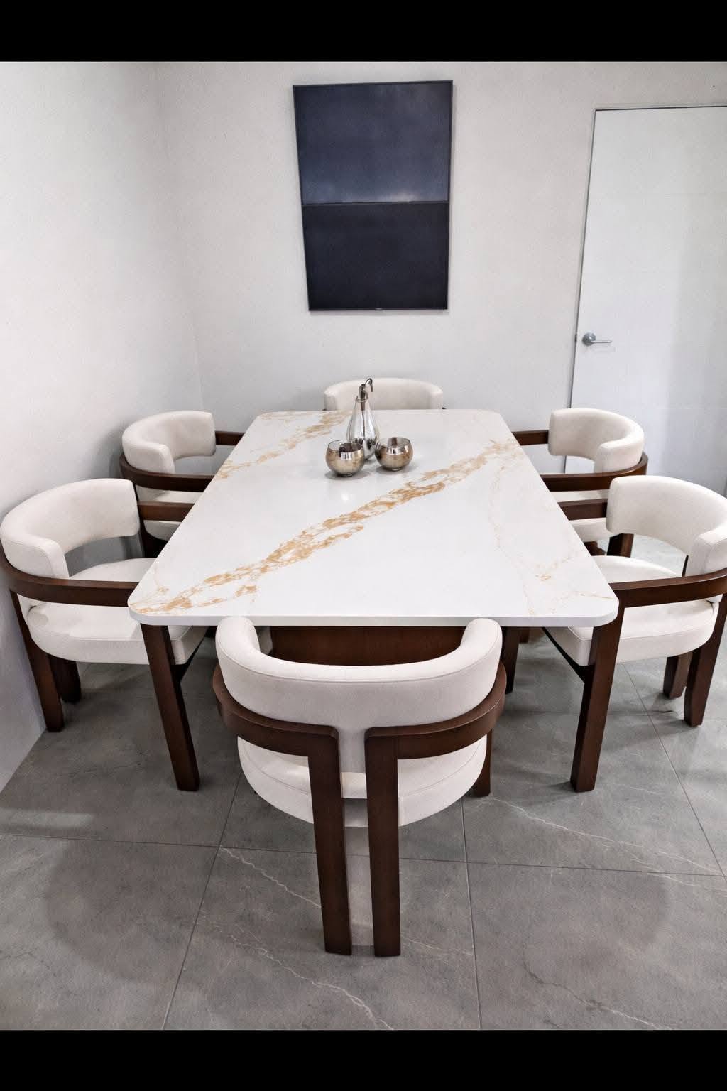 Mesa con veta dorada